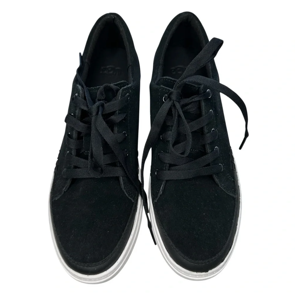 UGG minimal detailing